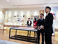 浙江大學城市學院代表團參觀大學展覽廳